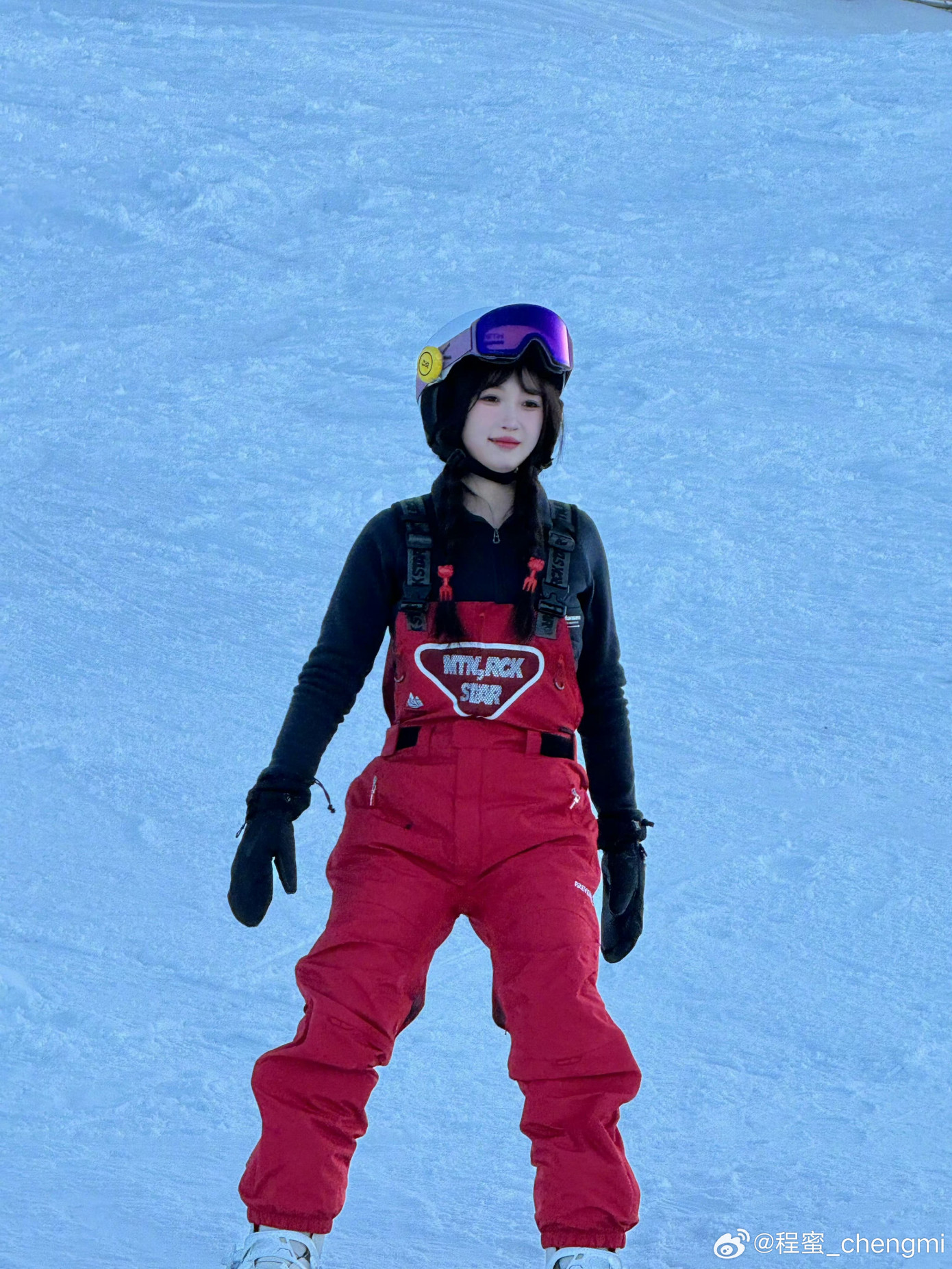 Đa số chỉ xuất hiện với tạo hình đồ đông vì bối cảnh chính là sân trượt tuyết, nhưng Vệ Chi vẫn khiến khán giả xuýt xoa bởi gu thời trang dễ áp dụng, xinh xắn. Đa số chỉ xuất hiện với tạo hình đồ đông vì bối cảnh chính là sân trượt tuyết, nhưng Vệ Chi vẫn khiến khán giả xuýt xoa bởi gu thời trang dễ áp dụng, xinh xắn.