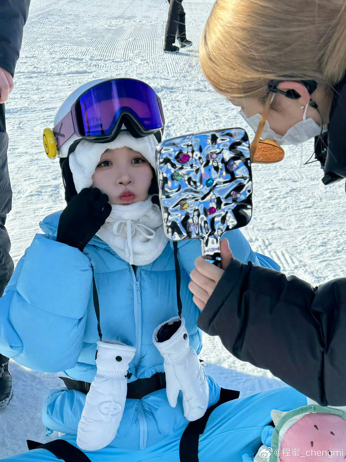 Đa số chỉ xuất hiện với tạo hình đồ đông vì bối cảnh chính là sân trượt tuyết, nhưng Vệ Chi vẫn khiến khán giả xuýt xoa bởi gu thời trang dễ áp dụng, xinh xắn. Đa số chỉ xuất hiện với tạo hình đồ đông vì bối cảnh chính là sân trượt tuyết, nhưng Vệ Chi vẫn khiến khán giả xuýt xoa bởi gu thời trang dễ áp dụng, xinh xắn.