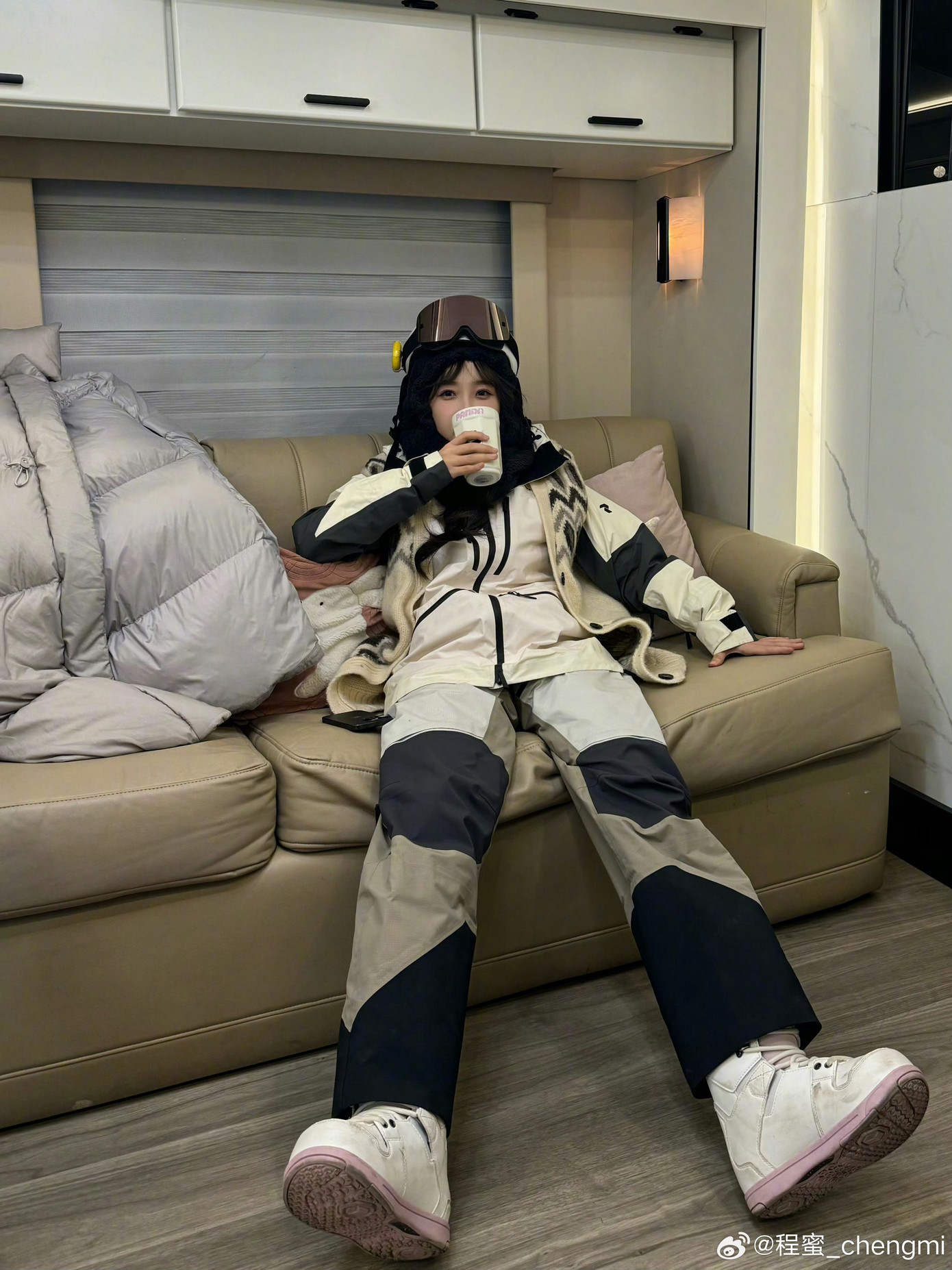 Đa số chỉ xuất hiện với tạo hình đồ đông vì bối cảnh chính là sân trượt tuyết, nhưng Vệ Chi vẫn khiến khán giả xuýt xoa bởi gu thời trang dễ áp dụng, xinh xắn. Đa số chỉ xuất hiện với tạo hình đồ đông vì bối cảnh chính là sân trượt tuyết, nhưng Vệ Chi vẫn khiến khán giả xuýt xoa bởi gu thời trang dễ áp dụng, xinh xắn.