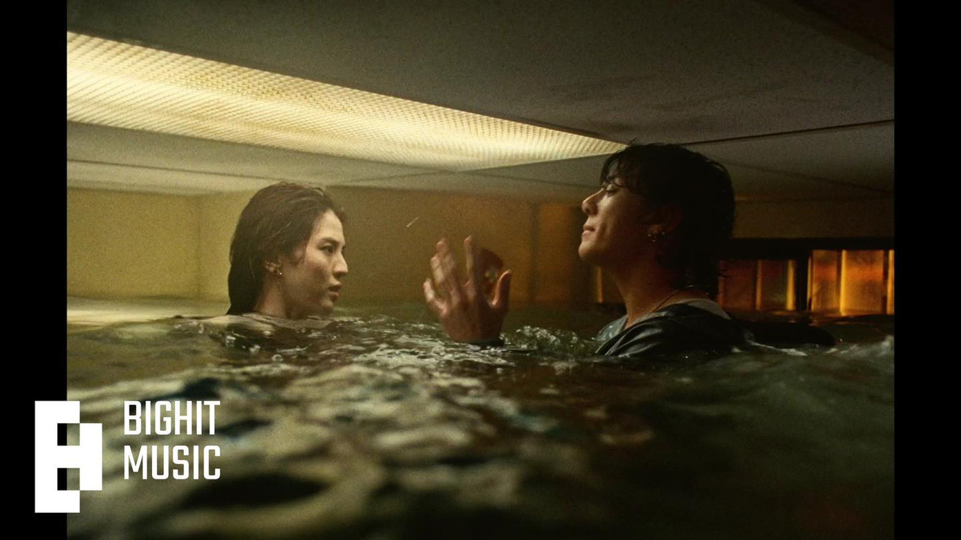 "Hình ảnh tôi và nhỏ bạn khi mỗi hạn deadline tới. Tầm này thì lặn trong deadline luôn khỏi nhảy!" - Nguồn: Borahae1306 - We Purple Bangtan