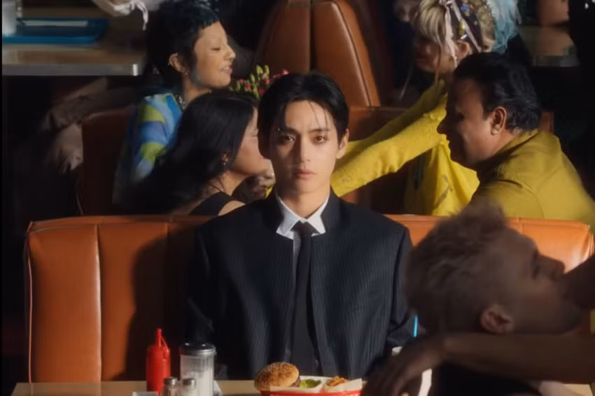 Fan cũng thu thập được một "rổ" meme từ phân cảnh trong teaser như: "Tôi lạc quan giữa đám đông", "người hướng nội khi đi chơi",...