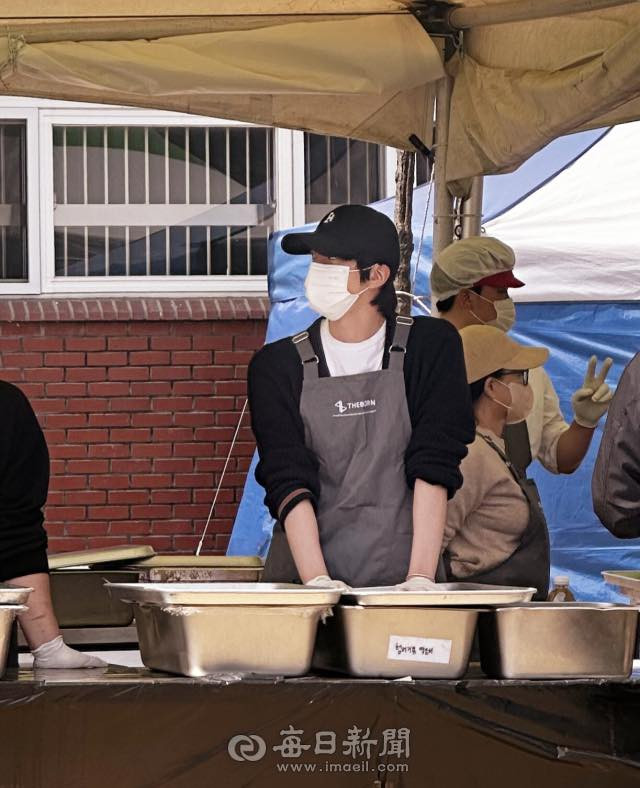 Hình ảnh của Jin tại buổi tình nguyện. Hình ảnh của Jin tại buổi tình nguyện.