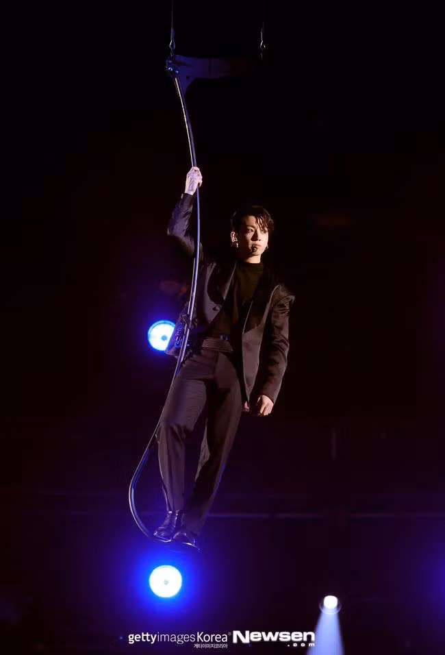 Jung Kook có màn "đu dây" mãn nhãn tại Grammys 2022. Em út của BTS không chỉ "hạ cánh" xuống sân khấu mà còn đáp thẳng vào tim ARMY (fandom của BTS).