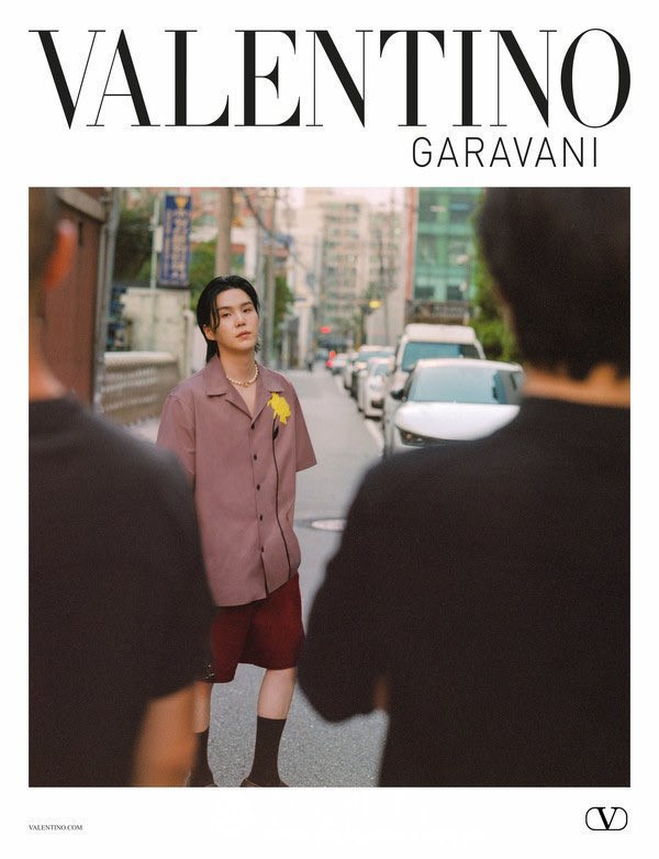 Nam rapper cũng chính là gương mặt đại diện quảng bá cho chiến dịch Maison Valentino Essentials vào tháng 1/2023.