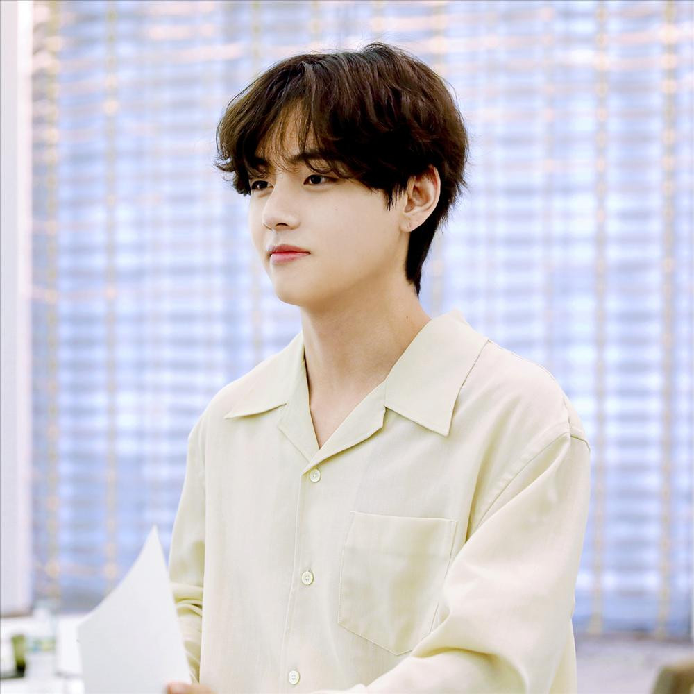 Được mệnh danh là "thánh ngoại giao" của BTS, V từ trước đến nay luôn gây ấn tượng vì có khả năng giao tiếp tốt. Được mệnh danh là "thánh ngoại giao" của BTS, V từ trước đến nay luôn gây ấn tượng vì có khả năng giao tiếp tốt.