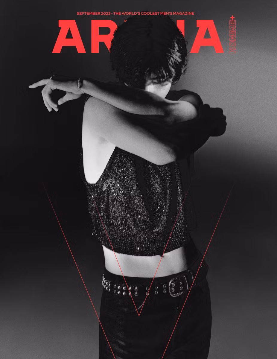 Arena Homme tung ra shoot hình tận dụng tối đa body cân đối của V, kiểu áo croptop làm tôn lên vóc dáng thon gọn của nam thần BTS.