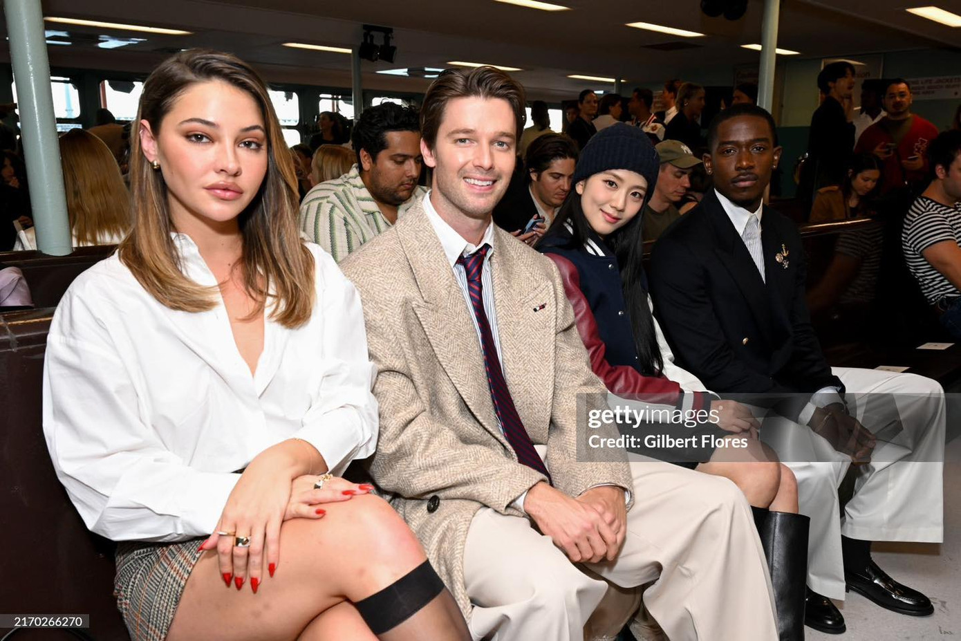 Jisoo ngồi ở hàng ghế đầu của buổi diễn, bên cạnh nữ diễn viên Madelyn Cline, các nam diễn viên Patrick Schwarzenegger và Damson Idris.