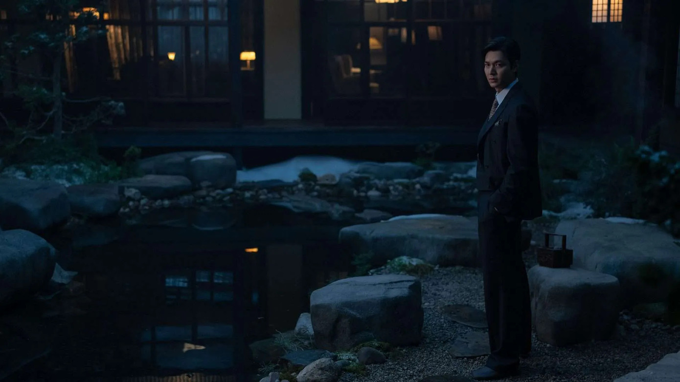 Sunja &quot;đánh cược với quỷ dữ&quot; và tìm đến Hansu (Lee Min Ho) bởi chính anh cũng là người đã cho thả Isak.