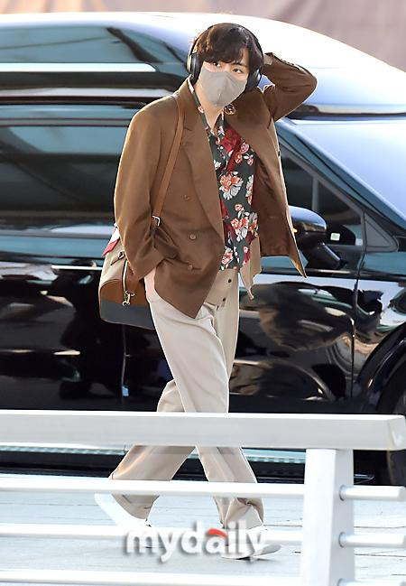 V trung thành với phong cách retro, đốn tim fan với thần thái ngút ngàn. - Ảnh: Mydaily V trung thành với phong cách retro, đốn tim fan với thần thái ngút ngàn. - Ảnh: Mydaily