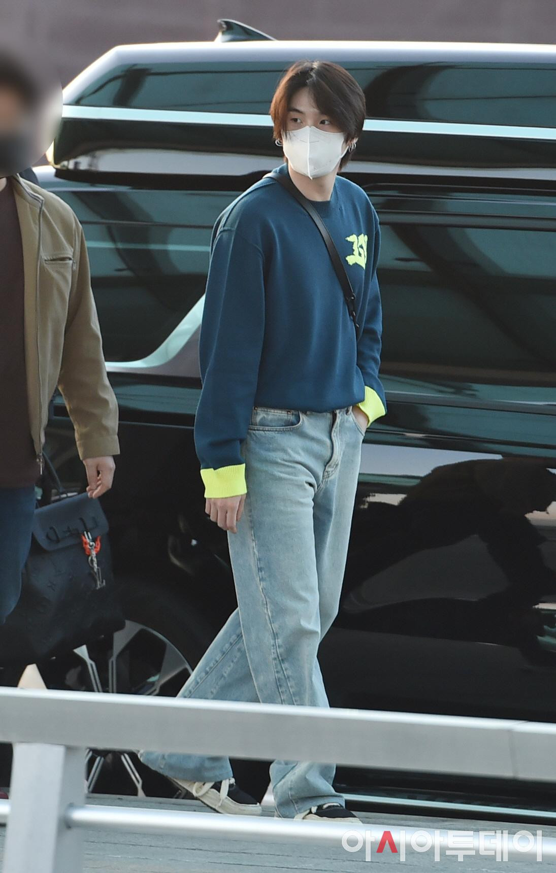SUGA đơn giản với áo sweater và quần jeans. - Ảnh: Asiatoday SUGA đơn giản với áo sweater và quần jeans. - Ảnh: Asiatoday