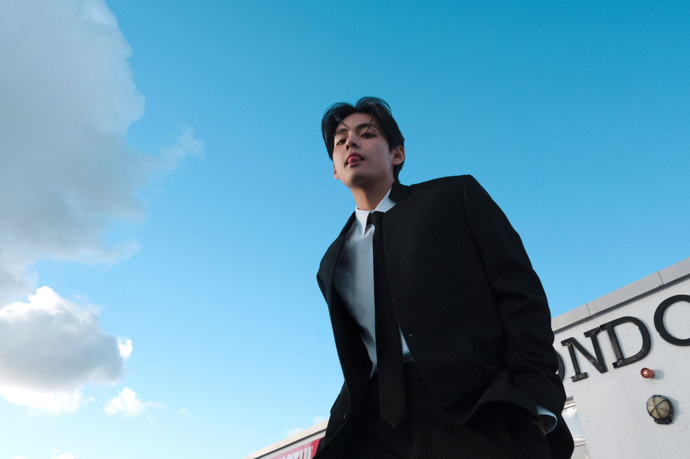 Hình ảnh mang đậm khí chất tổng tài trong bộ suit đến từ nhà mốt Celine. Hình ảnh mang đậm khí chất tổng tài trong bộ suit đến từ nhà mốt Celine.