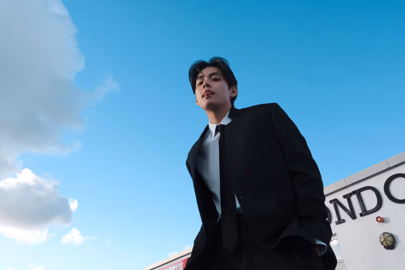 Hình ảnh mang đậm khí chất tổng tài trong bộ suit đến từ nhà mốt Celine.