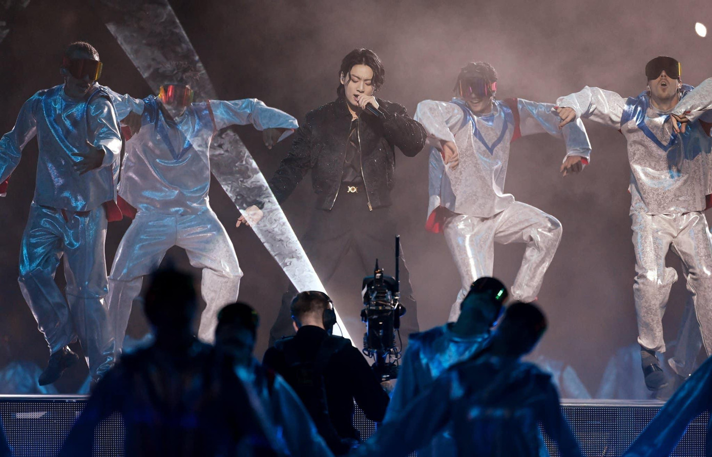 Jung Kook đã chứng minh anh lại thay mặt cho BTS, được Qatar lựa chọn cho sự kiện lớn nhất hành tinh là hoàn toàn xứng đáng. Jung Kook đã chứng minh anh lại thay mặt cho BTS, được Qatar lựa chọn cho sự kiện lớn nhất hành tinh là hoàn toàn xứng đáng.