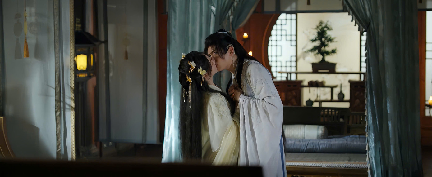 Dù chỉ là diễn kịch để lừa Nhất Mộng nhưng &quot;gia trưởng nữ&quot; Nhất Đinh cũng lợi dụng cơ hội để có nụ hôn đầu đầy ngọt ngào và hài hước.