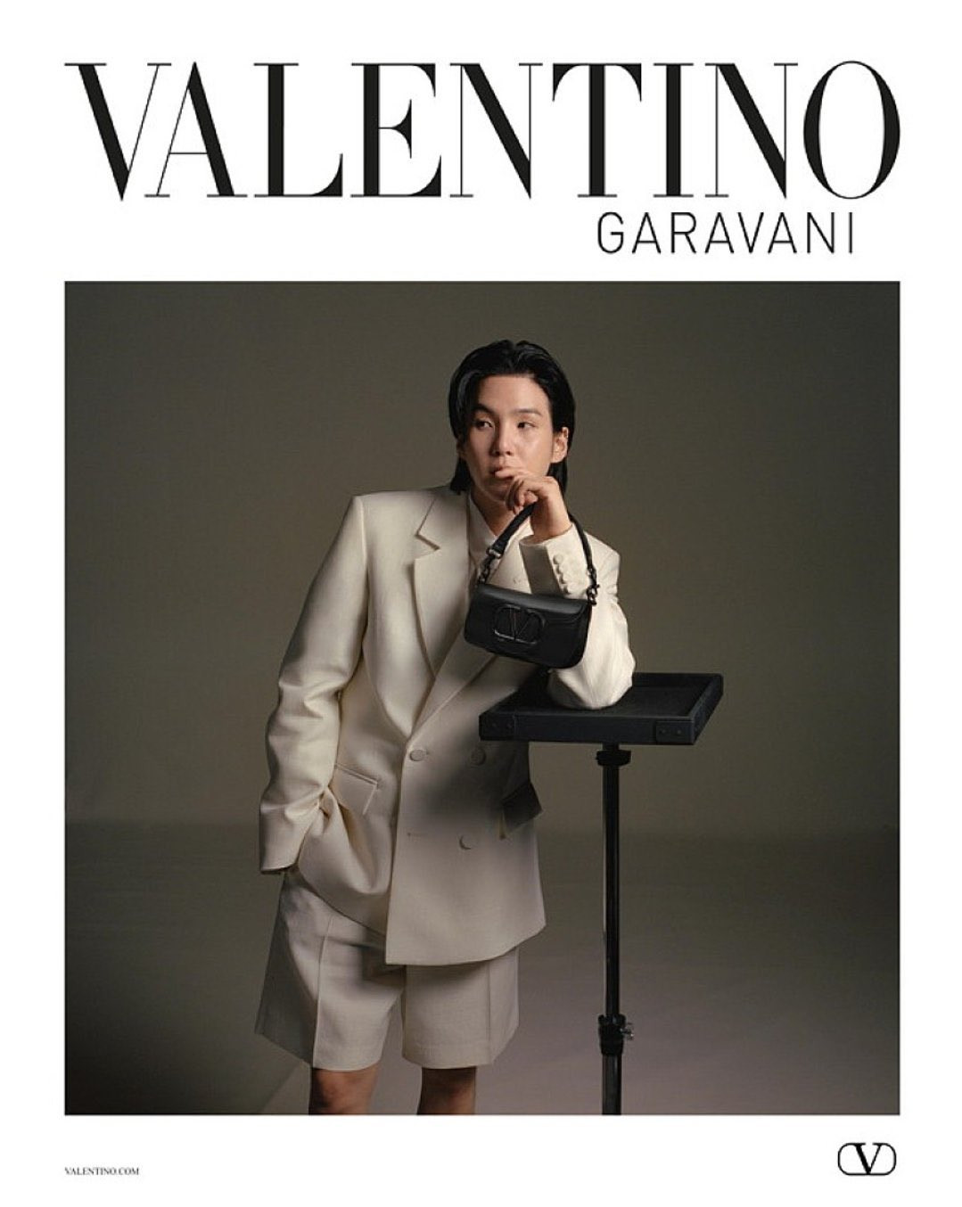 SUGA là gương mặt Valentino "chọn mặt gửi vàng" cho chiến dịch The Narrative 2024.