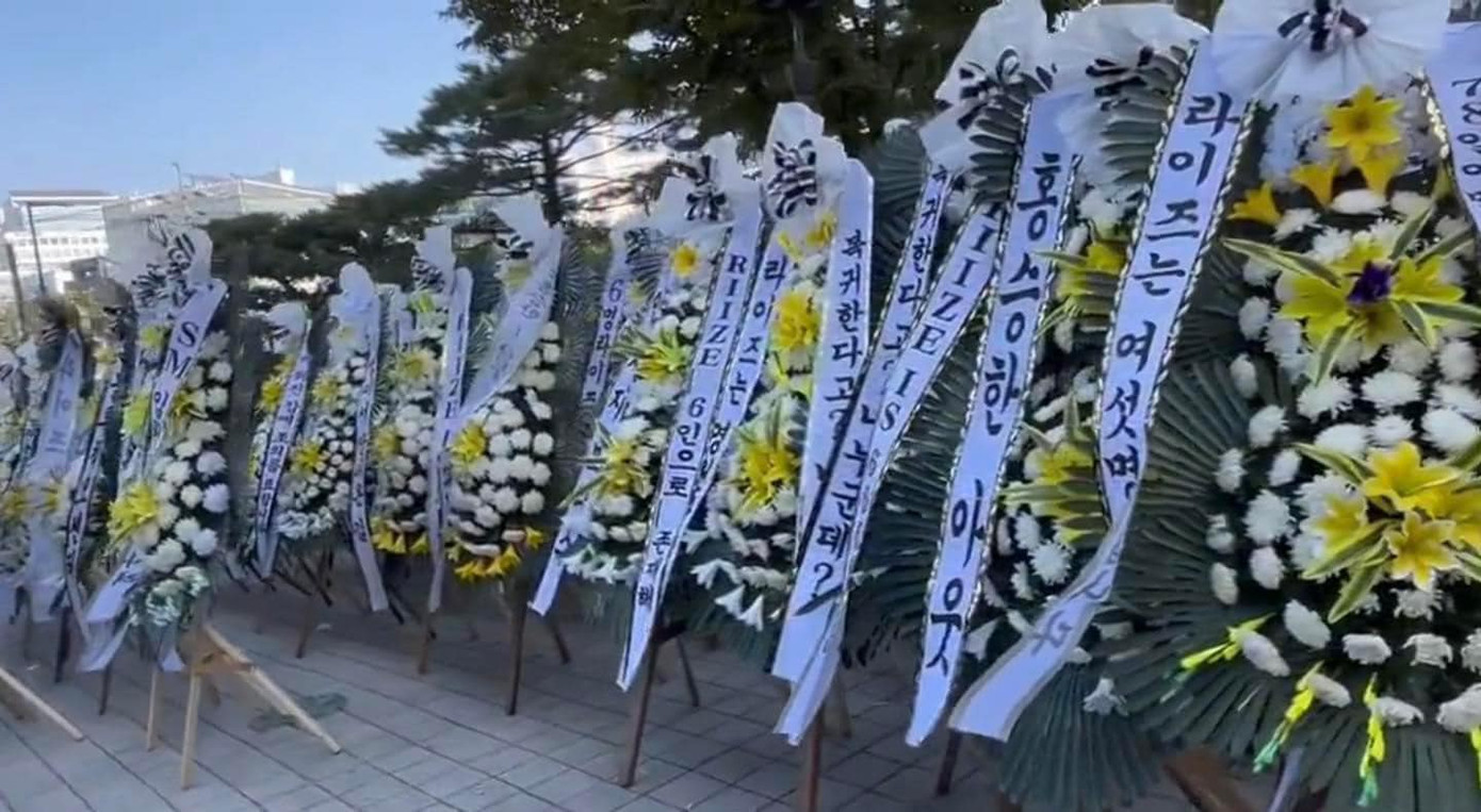 Gửi vòng hoa chia buồn là cách mà fan K-Pop thường sử dụng để bày tỏ sự thất vọng và phẫn nộ đến các công ty giải trí.