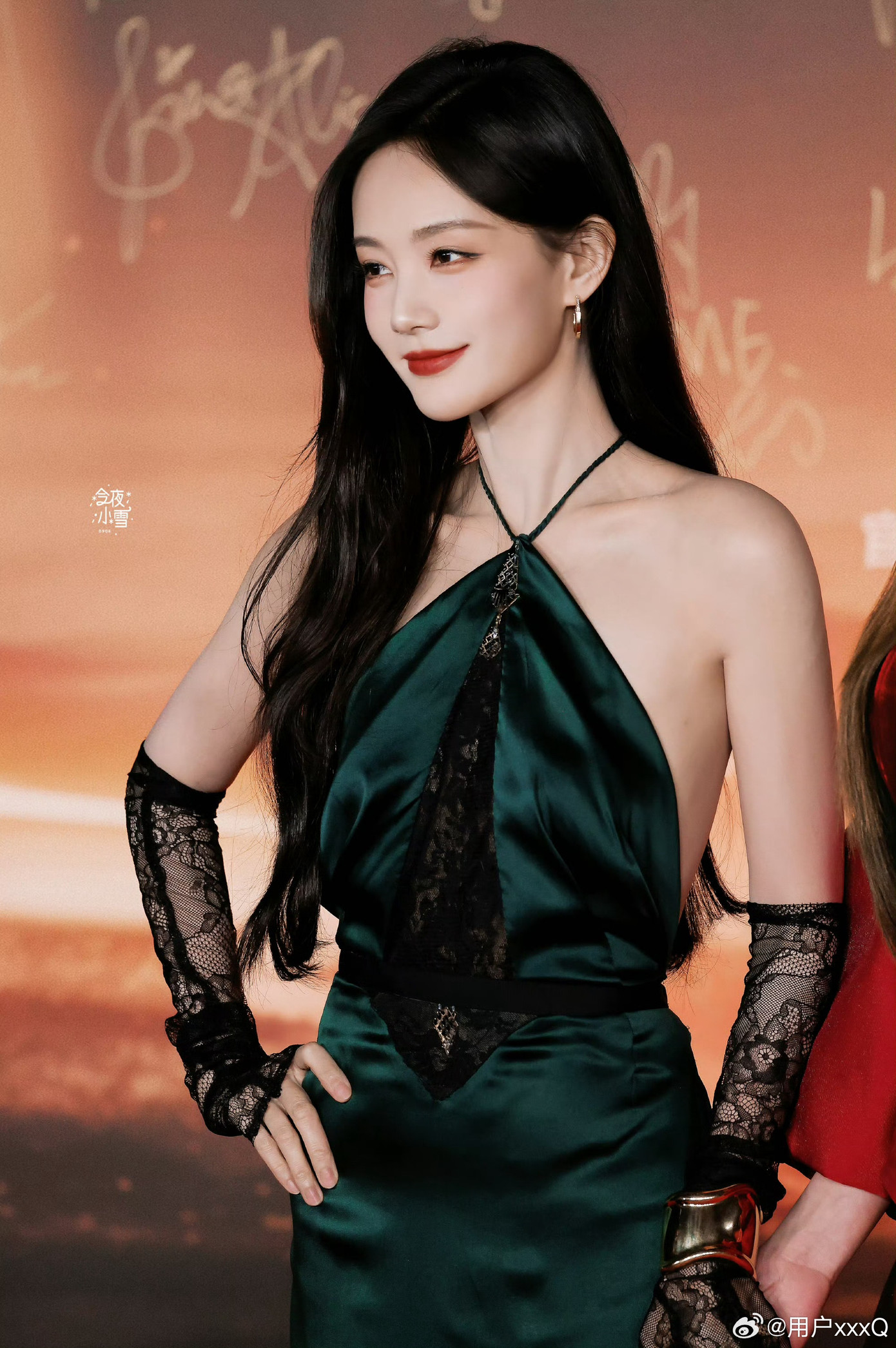 Lý Nhất Đồng yêu kiều cùng váy satin xanh thẫm, với điểm nhấn là đôi găng tay ren. Lý Nhất Đồng yêu kiều cùng váy satin xanh thẫm, với điểm nhấn là đôi găng tay ren.