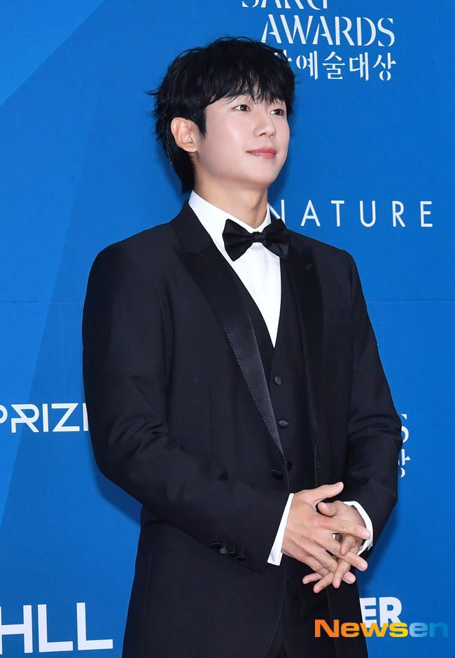 Jung Hae In cùng mái tóc uốn xoăn và vest đen, mang lại cảm giác trưởng thành nhưng vẫn không kém phần đáng yêu.