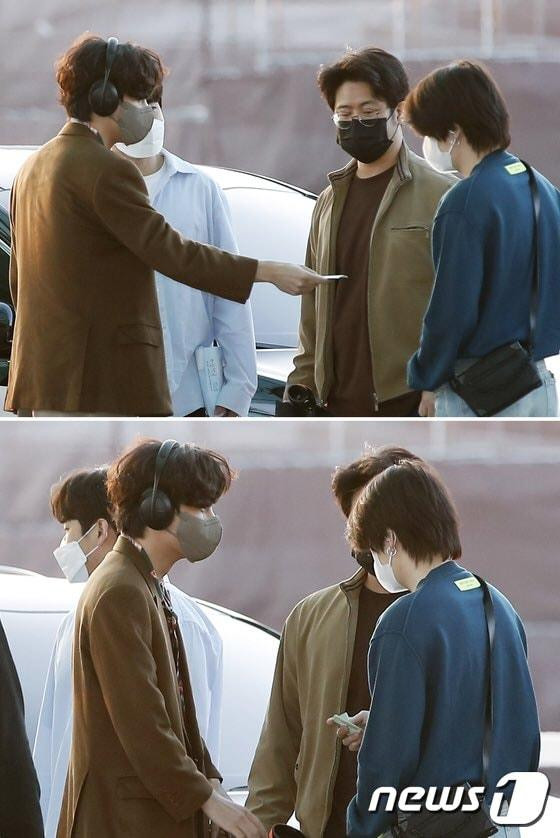 Một khoảnh khắc đáng yêu được báo Hàn chia sẻ với tiêu đề: "V cho Suga 10.000 won (khoảng 187.000 đồng) tiền tiêu vặt?". - Ảnh: News1 Một khoảnh khắc đáng yêu được báo Hàn chia sẻ với tiêu đề: "V cho Suga 10.000 won (khoảng 187.000 đồng) tiền tiêu vặt?". - Ảnh: News1