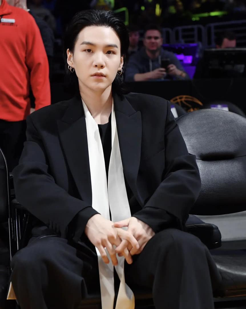 SUGA đã diện suit đến từ BST Maison Valentino Essentials, tham dự trận đấu giữa Lakers và Mavericks tại Crypto Arena. SUGA đã diện suit đến từ BST Maison Valentino Essentials, tham dự trận đấu giữa Lakers và Mavericks tại Crypto Arena.