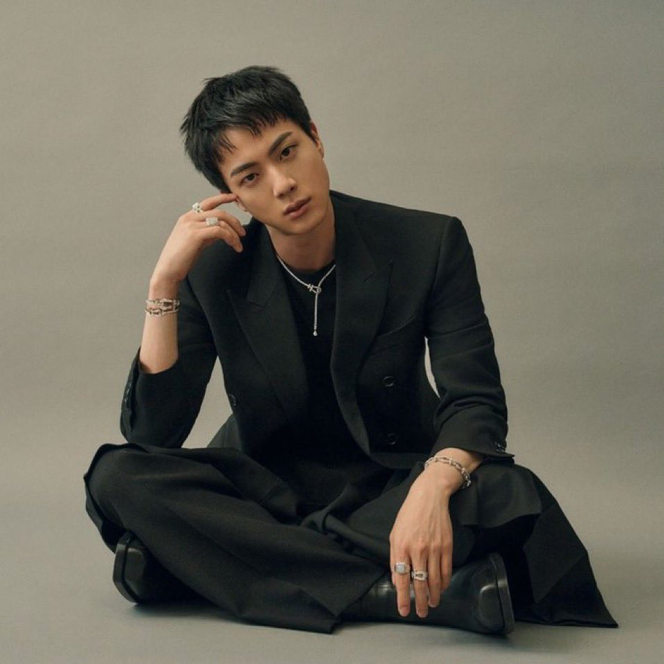 Bộ trang phục thuần đen kết hợp với sự sang trọng của bộ trang sức sáng loá đã phô bày toàn diện thần thái và sức hút vô đối của Jin.