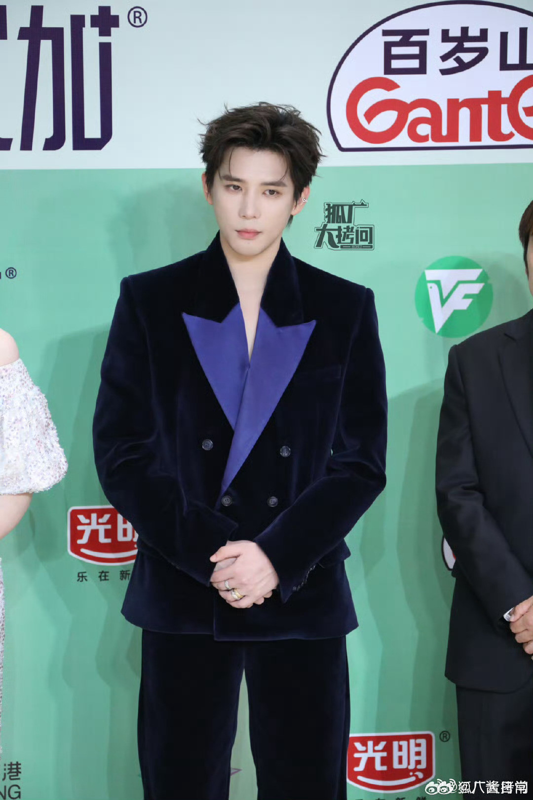 Nam thần "6000% nhiệt độ" Vương An Vũ bảnh bao với vest nhung cách điệu.