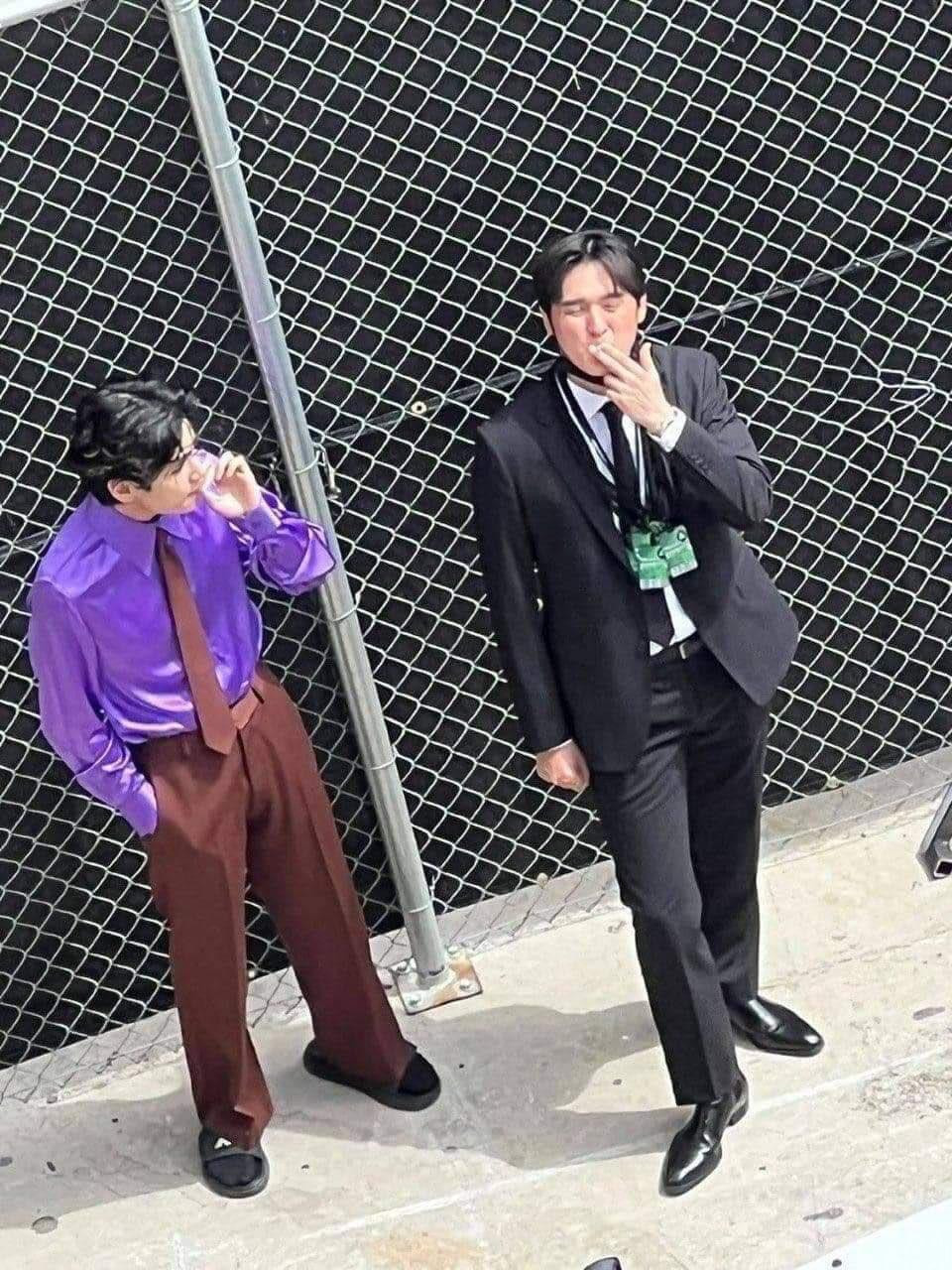 Hình ảnh hút thuốc của V đang bị lan truyền rộng rãi. Hình ảnh hút thuốc của V đang bị lan truyền rộng rãi.