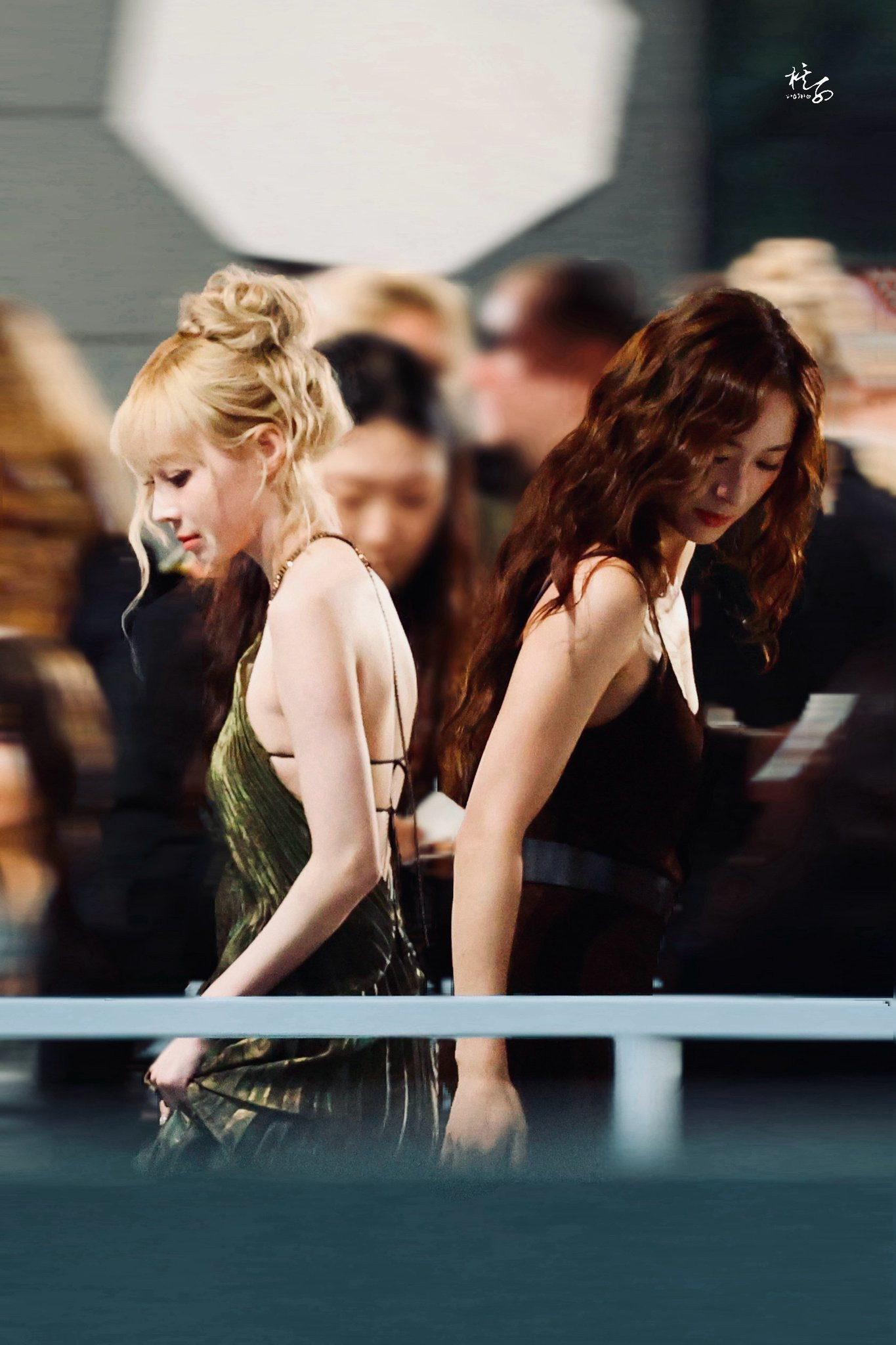 Hai mỹ nhân nhà SM "phá đảo" truyền thông với nhan sắc vô thực. Dù chỉ vài khung ảnh lướt qua, cả hai tạo nên khung hình được ví như chị em nhà tài phiệt. Hai mỹ nhân nhà SM "phá đảo" truyền thông với nhan sắc vô thực. Dù chỉ vài khung ảnh lướt qua, cả hai tạo nên khung hình được ví như chị em nhà tài phiệt.