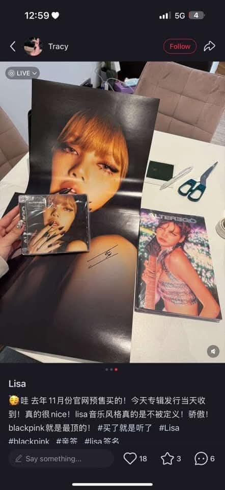 Một số album khác lại có chữ ký giống hệt như Lisa đã đăng tải.