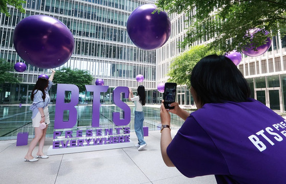 Trong khi đó, HYBE ước tính sẽ có tới 750 nghìn người có mặt tại sự kiện.