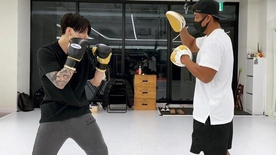 JungKook thường xuyên thể hiện niềm đam mê với boxing.
