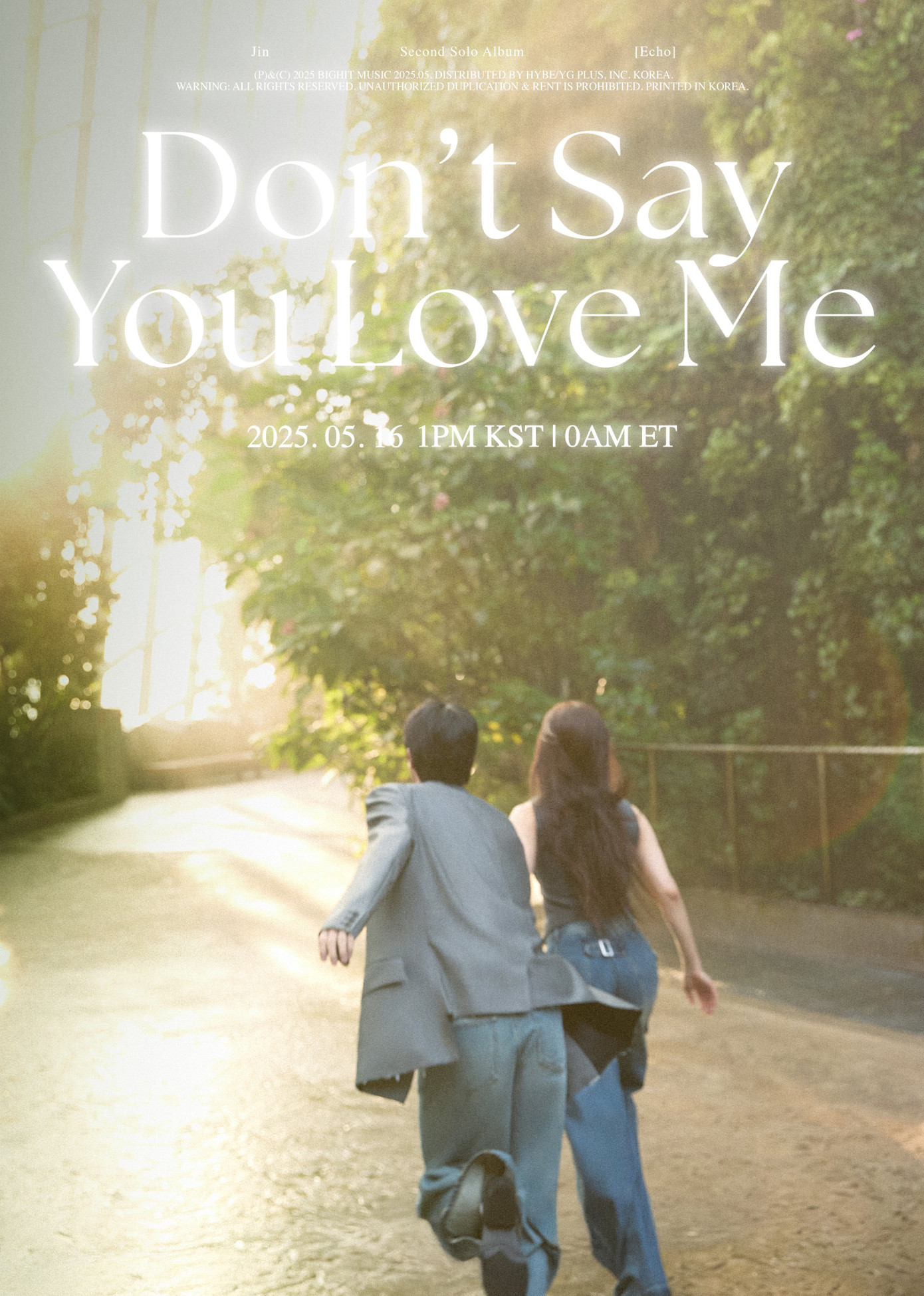 Poster mang cảm giác như một bộ phim thanh xuân rực rỡ thực chất chỉ là kỷ niệm còn sót lại trong một mối quan hệ bên bờ vực tan vỡ. Poster mang cảm giác như một bộ phim thanh xuân rực rỡ thực chất chỉ là kỷ niệm còn sót lại trong một mối quan hệ bên bờ vực tan vỡ.