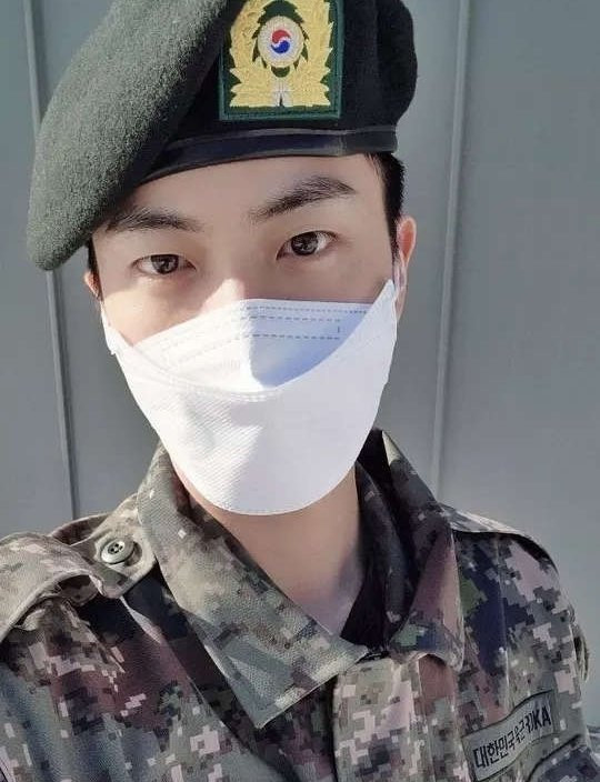 Bức ảnh của Jin được kẹp trong ốp lưng điện thoại của cô gái.