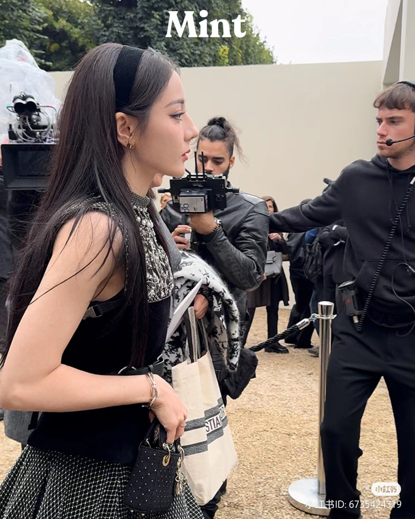 Không chỉ outfit được khen ngợi, bản thân Nhiệt Ba cũng gây sốt bởi vẻ đẹp vô thực. Ngay cả ảnh chụp vội của người qua đường cũng không &quot;dìm&quot; được nhan sắc của mỹ nữ Tân Cương.