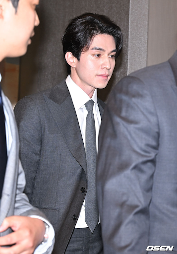 Nam diễn viên Lee Dong Wook thu hút ánh nhìn với vẻ lịch lãm, nam tính trong bộ suit xám.