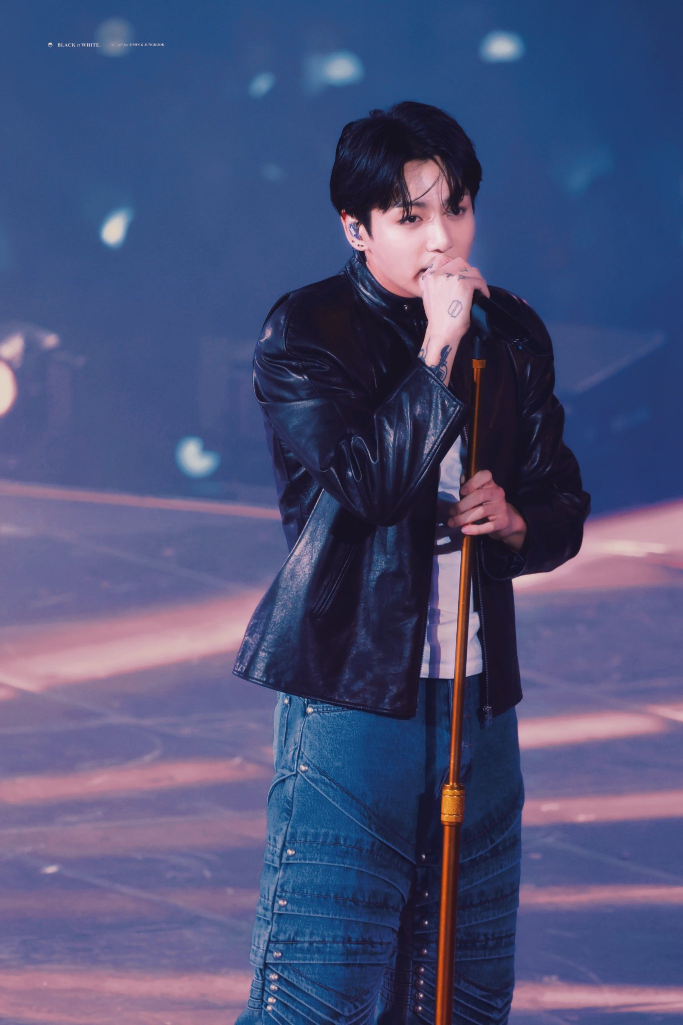 Vũ đạo cuốn hút và khả năng live như "nuốt đĩa" một lần nữa được em út BTS thể hiện tối đa trong showcase lần này. Vũ đạo cuốn hút và khả năng live như "nuốt đĩa" một lần nữa được em út BTS thể hiện tối đa trong showcase lần này.