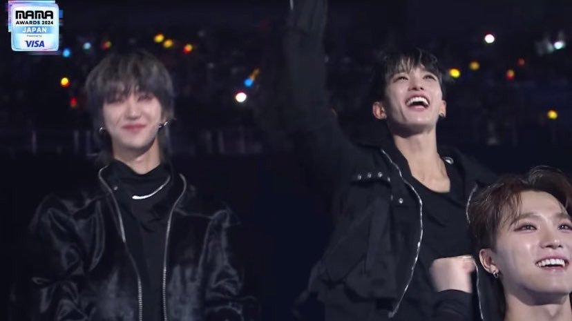 The8 và DK (SEVENTEEN) hòa cùng tiếng reo của khán giả, hô vang tên BIGBANG trong lúc đợi màn trình diễn của tiền bối.