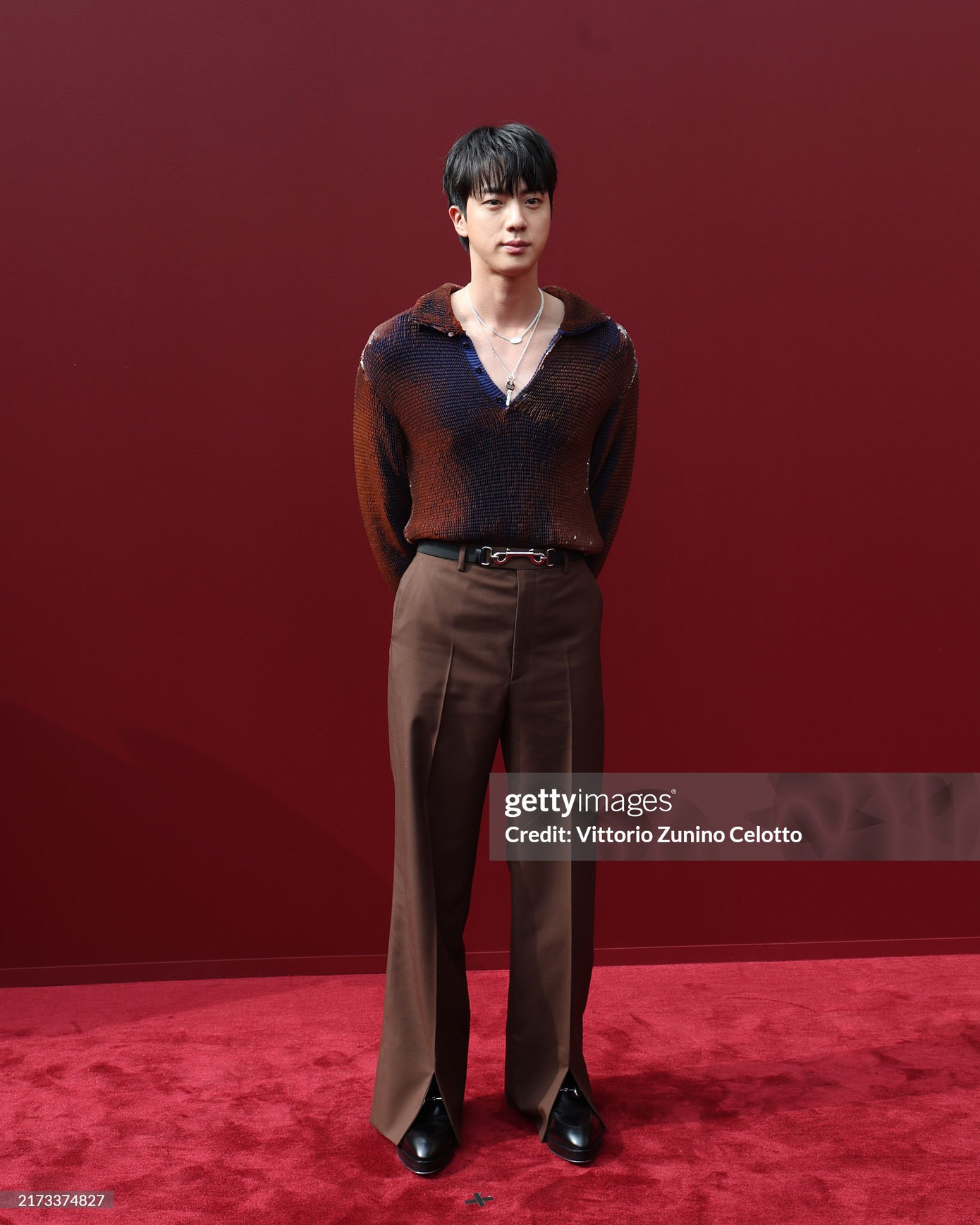 Đại sứ toàn cầu Gucci - Jin ấn tượng tại thảm đỏ show diễn.