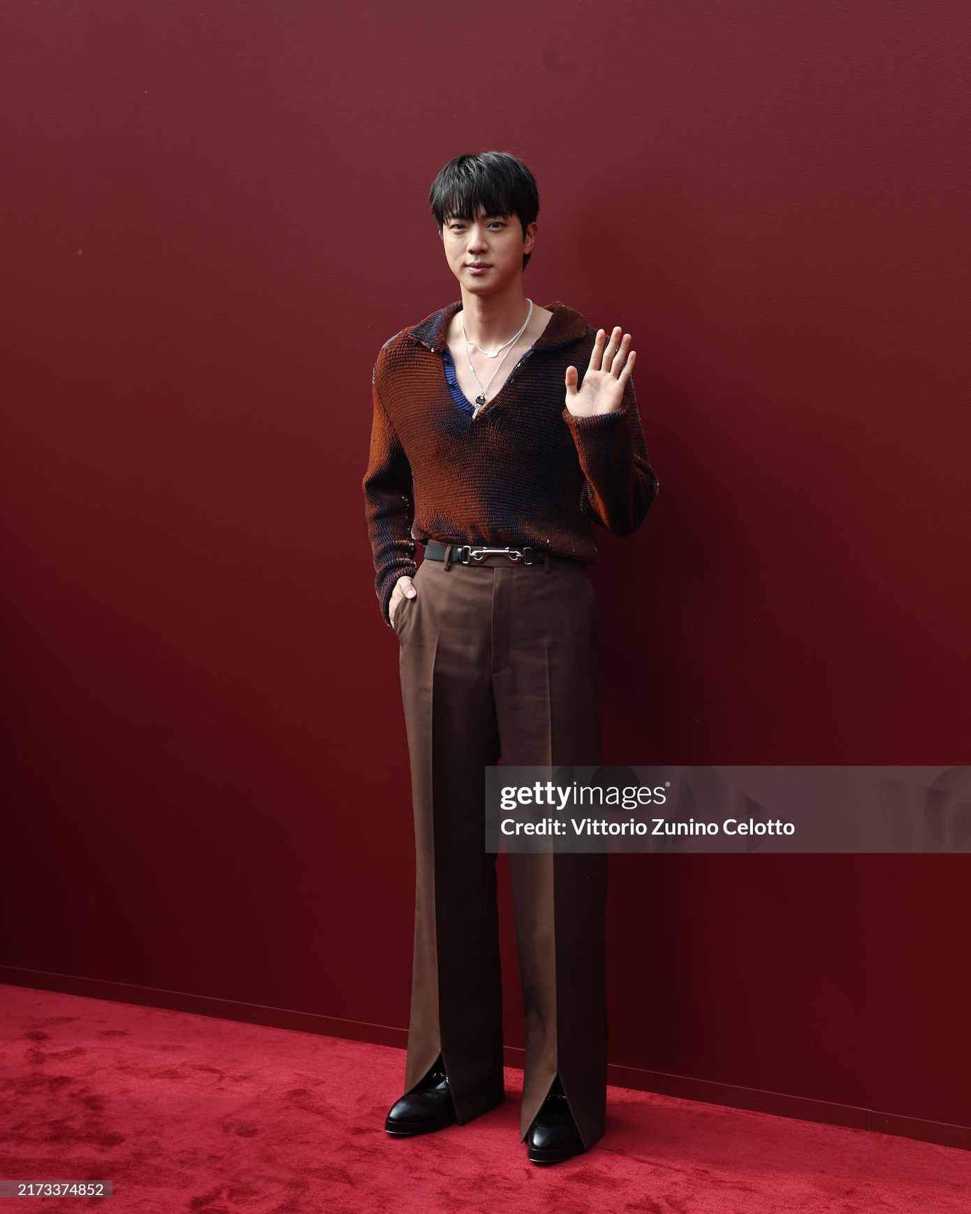 Đại sứ toàn cầu Gucci - Jin ấn tượng tại thảm đỏ show diễn.