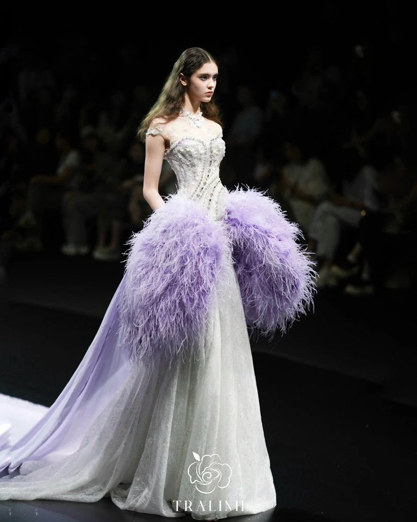 Chiếc váy dạ hội của Mạnh Tử Nghĩa cũng đến từ một nhà mốt Việt là TRALINH. Tại Tinh Quang Đại Thưởng 2023, nữ diễn viên cũng từng chọn một thiết kế khác đến từ TRALINH, cho thấy sự yêu thích của cô đối với nhà mốt này. Chiếc váy dạ hội của Mạnh Tử Nghĩa cũng đến từ một nhà mốt Việt là TRALINH. Tại Tinh Quang Đại Thưởng 2023, nữ diễn viên cũng từng chọn một thiết kế khác đến từ TRALINH, cho thấy sự yêu thích của cô đối với nhà mốt này.