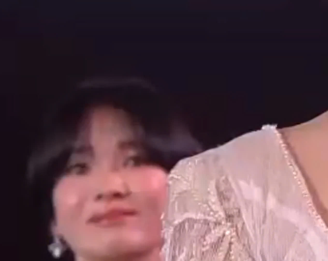 Bên cạnh đó, sự chú ý của netizen cũng "va" vào đôi mắt rưng rưng của Song Hye Kyo dành cho Yeom Hye Ran. Cả hai từng hợp tác trong "bom tấn" The Glory. Bên cạnh đó, sự chú ý của netizen cũng "va" vào đôi mắt rưng rưng của Song Hye Kyo dành cho Yeom Hye Ran. Cả hai từng hợp tác trong "bom tấn" The Glory.