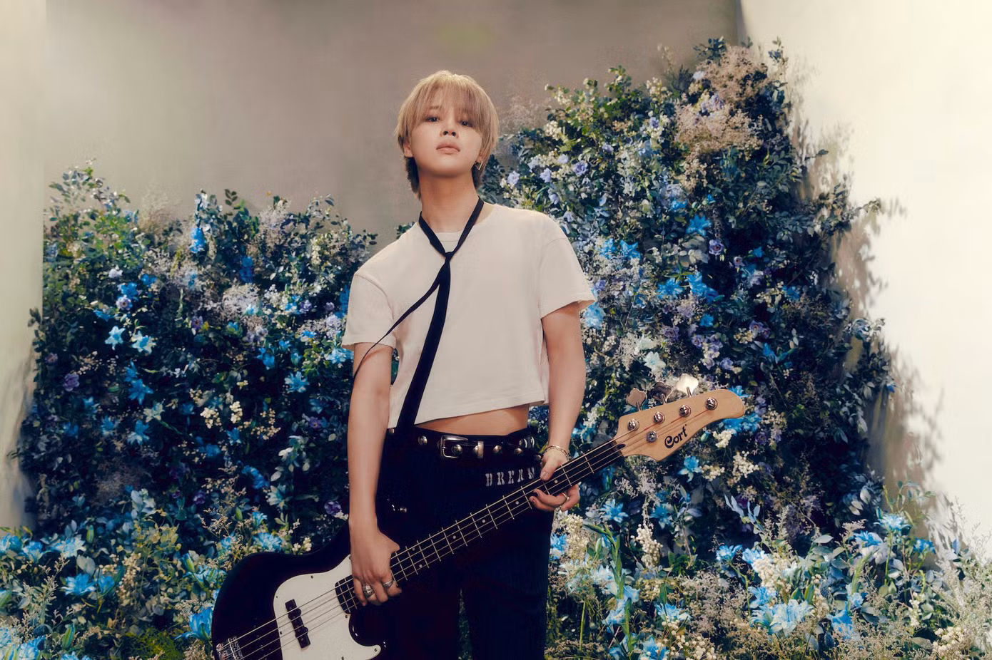 Jimin đã thử sức với nhiều thể loại âm nhạc khác nhau, cho thấy sự phát triển của bản thân với tư cách là một nghệ sĩ solo.