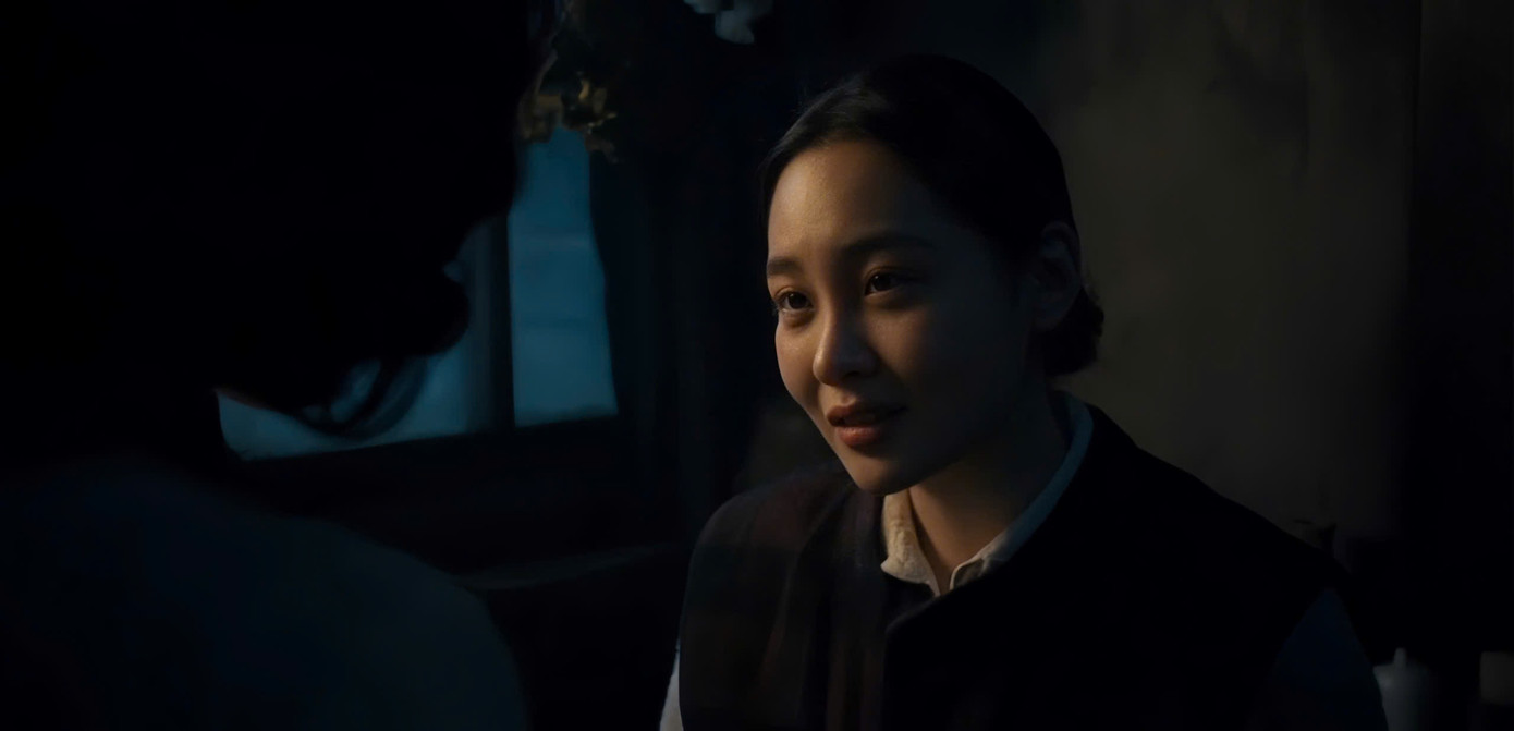 Mặc cho chị dâu Kyunghee hết lời ngăn cản, Sunja vẫn quyết tâm bán rượu ở chợ đen sau khi chứng kiến Noa và Mozasu gần như chết đói. Mặc cho chị dâu Kyunghee hết lời ngăn cản, Sunja vẫn quyết tâm bán rượu ở chợ đen sau khi chứng kiến Noa và Mozasu gần như chết đói.