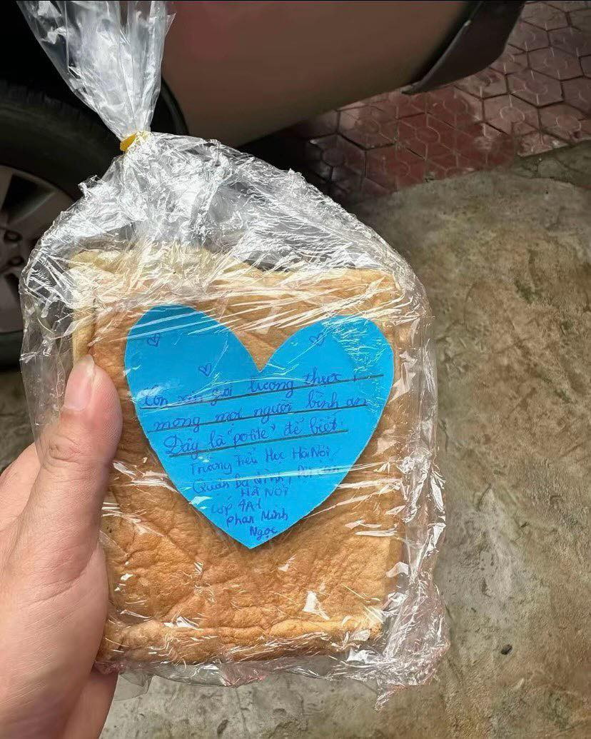 Hình ảnh những chiếc bánh mì kèm lời chúc từ các bạn học sinh lớp 4A1 trường Tiểu học Hà Nội gửi đến vùng lũ. - Ảnh: Thaidang Hình ảnh những chiếc bánh mì kèm lời chúc từ các bạn học sinh lớp 4A1 trường Tiểu học Hà Nội gửi đến vùng lũ. - Ảnh: Thaidang