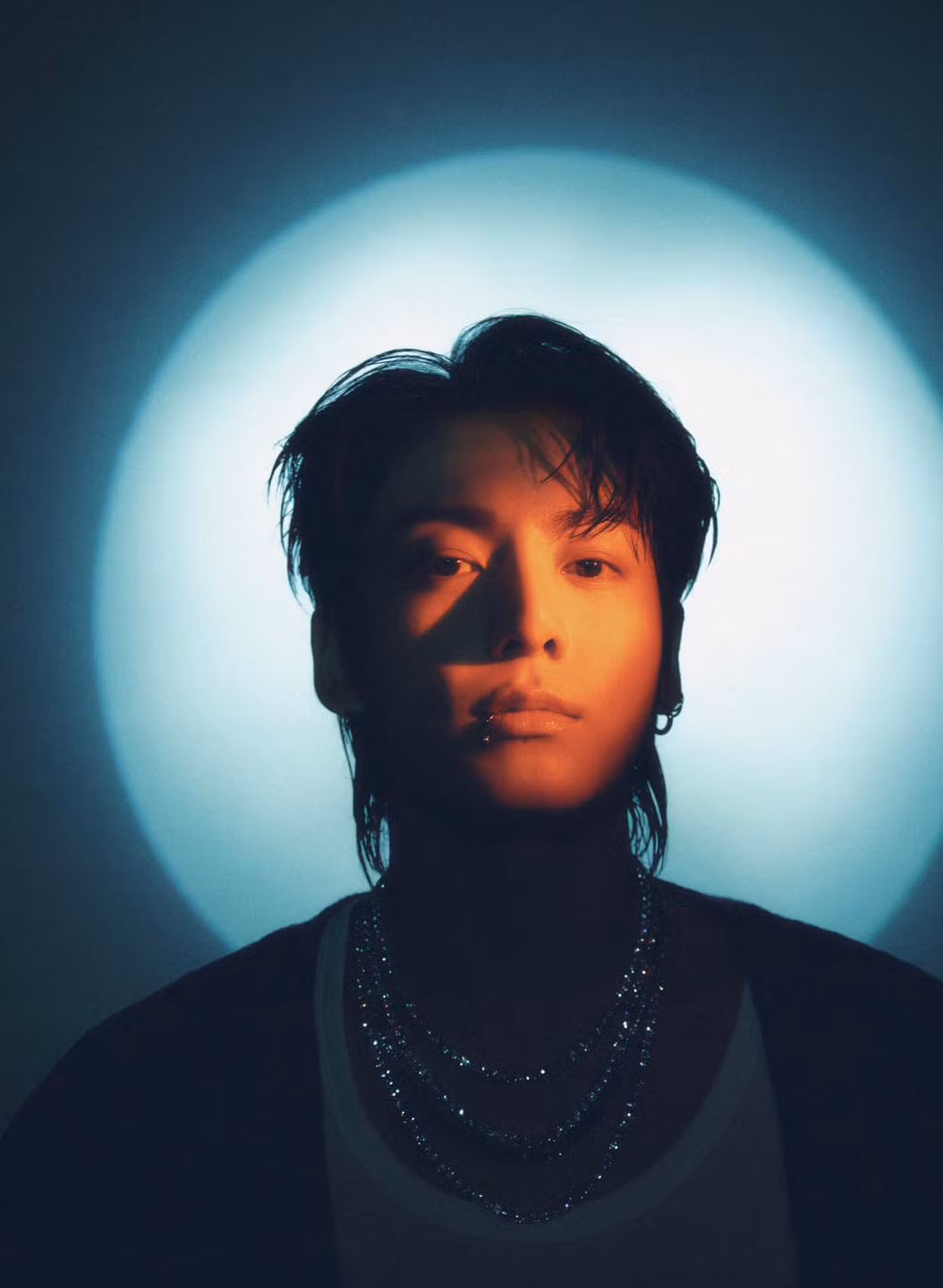 Đúng như cái tên "Shine", visual Jung Kook sáng bừng trong từng bức ảnh.