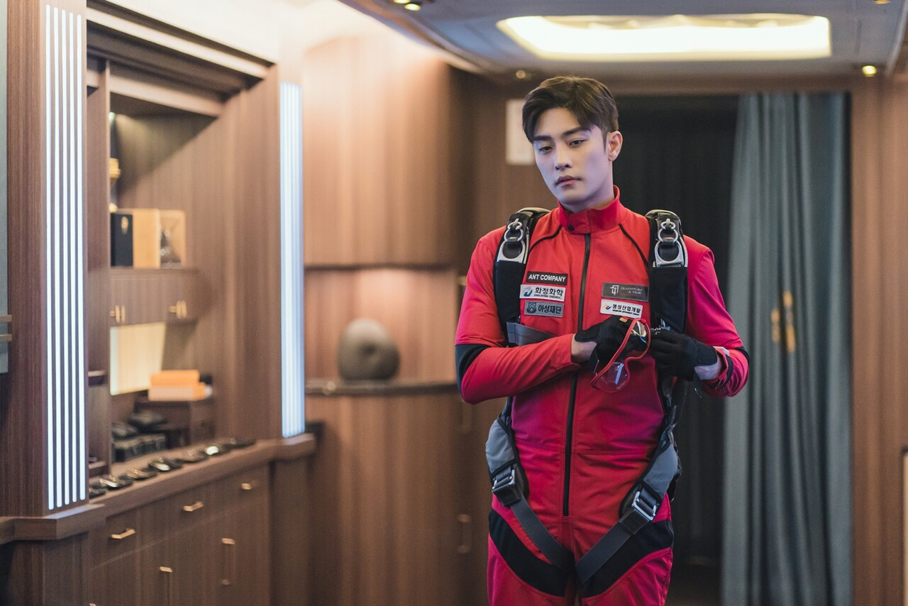 Sung Hoon điển trai trong tạo hình của một vận động viên môn thể thao mạo hiểm. Sung Hoon điển trai trong tạo hình của một vận động viên môn thể thao mạo hiểm.