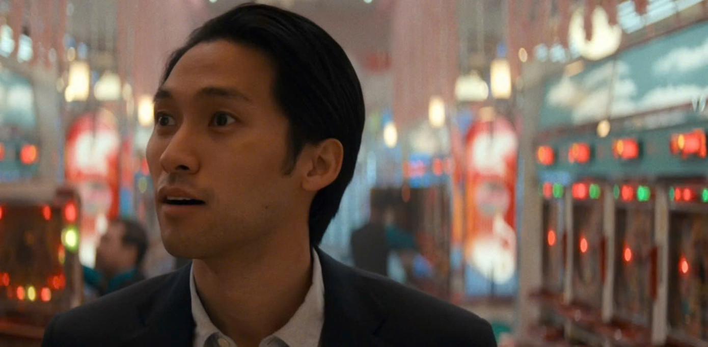 Ánh đèn rực rỡ tại Pachinko tạo nên sự tương phản thú vị với những năm tháng chiến tranh ảm đạm, phần nào thể hiện tương lai tươi sáng của gia đình họ Baek. Ánh đèn rực rỡ tại Pachinko tạo nên sự tương phản thú vị với những năm tháng chiến tranh ảm đạm, phần nào thể hiện tương lai tươi sáng của gia đình họ Baek.