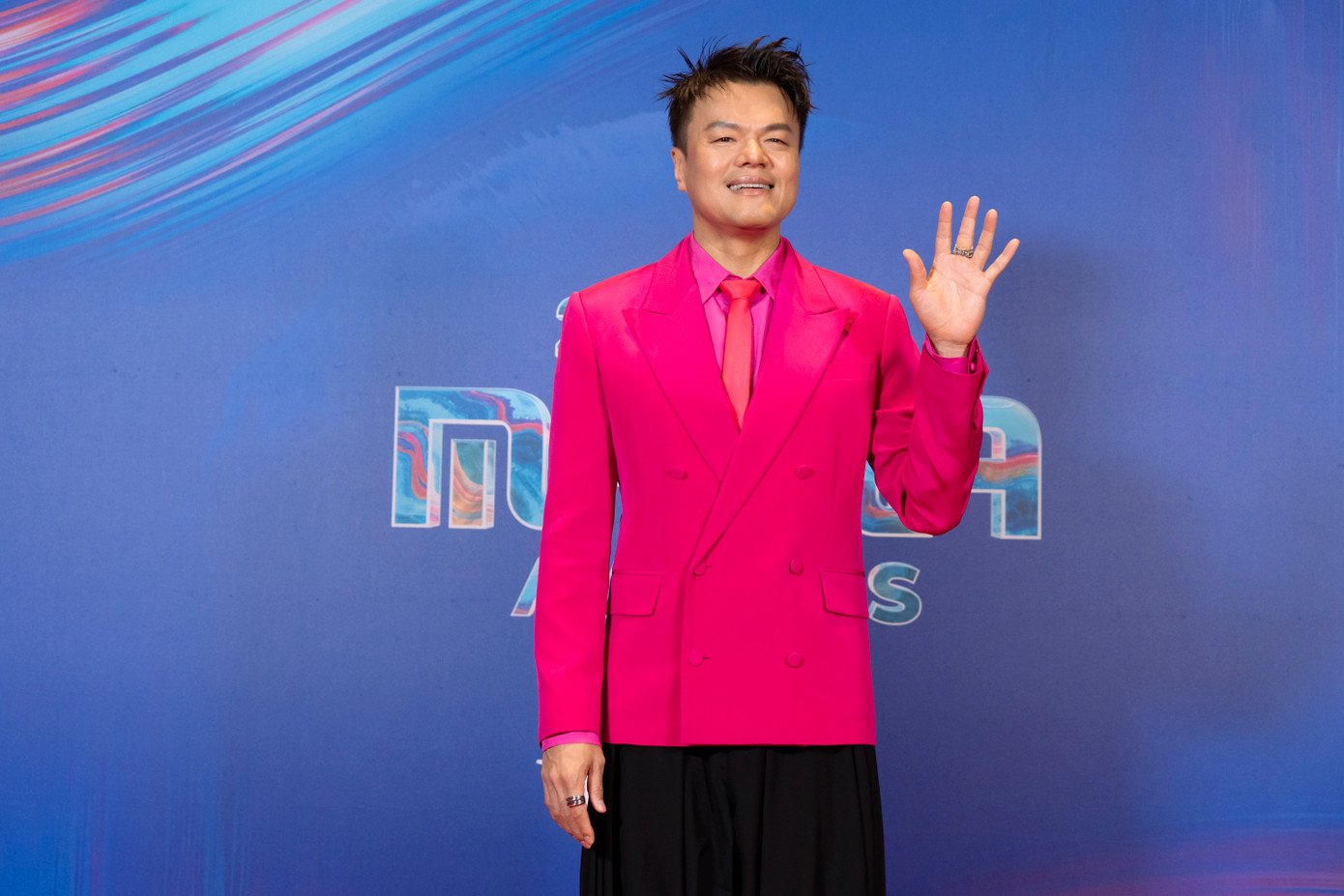 "Ông trùm" JYP vẫn là người "nổi" nhất lễ trao giải với bộ vest hồng rực phối cùng váy đen. "Ông trùm" JYP vẫn là người "nổi" nhất lễ trao giải với bộ vest hồng rực phối cùng váy đen.