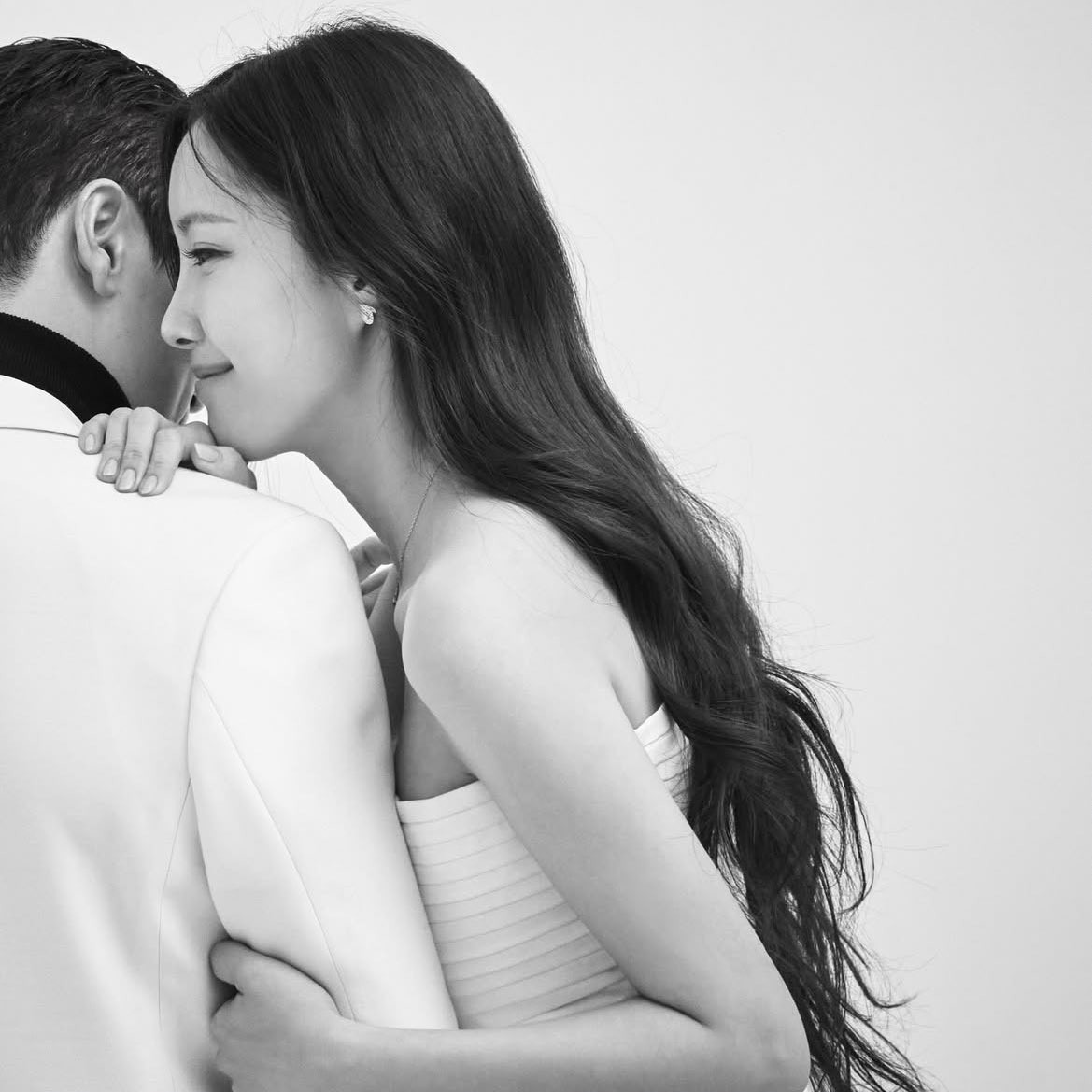 Gương mặt của chú rể đã được giữ bí mật, nhưng người hâm mộ vẫn có thể thấy được sự vững chãi của anh và niềm hạnh phúc trong đôi mắt của Hyomin.