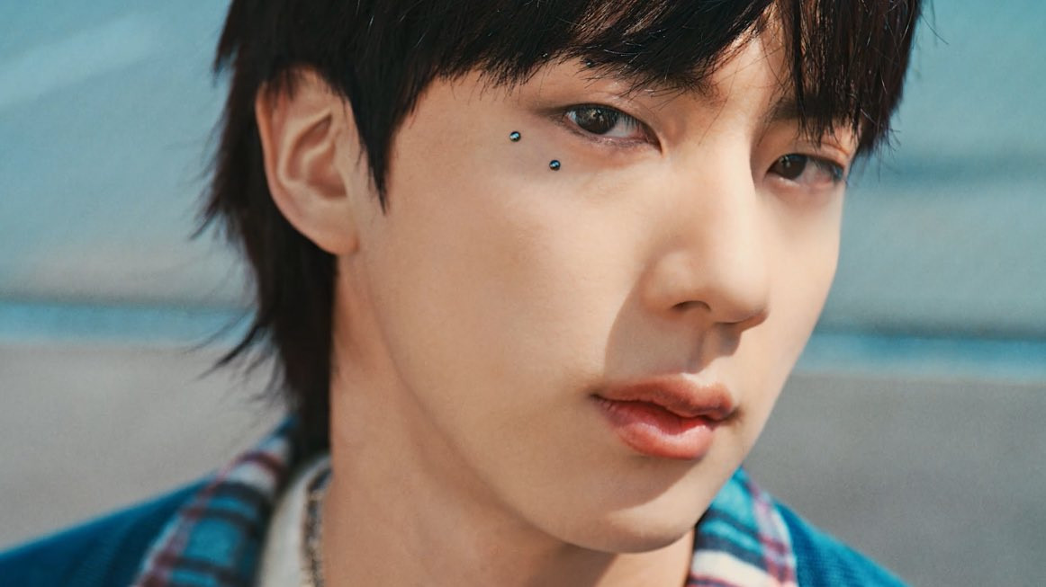 Bên cạnh những hit maker quen thuộc với BTS như Pdogg, EVAN (KOR) hay GHSTLOOP, Jin đã tự tay chấp bút cho sự trở lại lần này của mình. Bên cạnh những hit maker quen thuộc với BTS như Pdogg, EVAN (KOR) hay GHSTLOOP, Jin đã tự tay chấp bút cho sự trở lại lần này của mình.